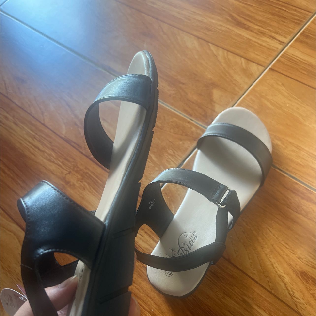 Sản phẩm tuyệt vời.
Hàng y hình. 
Đóng gói cẩn thận, lại được shop tặng quà nữa. 
Đi êm chân và ôm chân lắm ạ