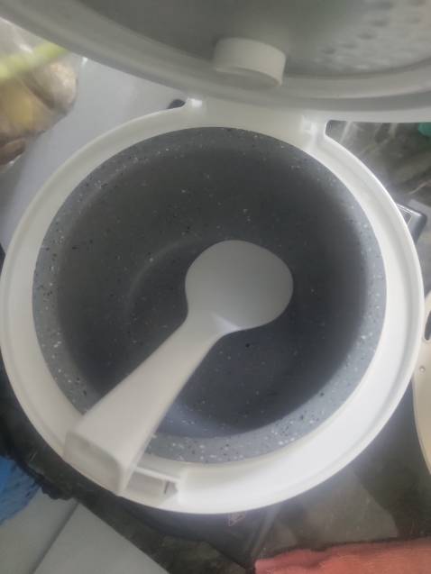 Đã nhận nồi. Đợi lâu mất mí hôm nhưng bõ công nhé. Nồi trắnh phối nút đen tk đơn giản đẹp lắm. Nồi nhìn đáng yêu xịn sò lắm. Lòng nồi bé xíu rất hợp vs đứa có nhu cầu thấp như mình. Nấu 1 bát cơm vẫn ngon luôn. Gạo nở đầu nấu 1 ng ít cơm nhanh lắm. Lòng nồi chống dính dùng siu thích. Chì là ko biết có dễ chầy ko
À có 1 khuyết điểm nhỏ là ko có chỗ gác thìa bới cơm. Nồi bé xíu mà cái thìa bới to chà bá lửa.