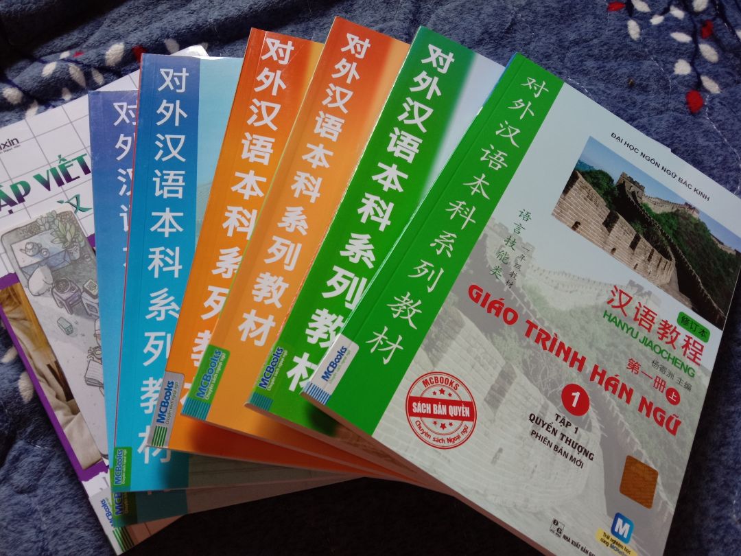 Giao hàng chậm, đóng gói sơ sài nên các mép sách phía trên bị gãy nhẹ, sách tặng luyện viết chữ thì giấy hơi nhàu mà hàng tặng nên cũng ko xét nét nhiều. Giao đủ bộ, ko thiếu hay nhầm lẫn quyển nào cả. Mua sale trọn bộ 273k nên khá hài lòng Giao hàng chậm, đóng gói sơ sài nên các mép sách phía trên bị gãy nhẹ, sách tặng luyện viết chữ thì giấy hơi nhàu mà hàng tặng nên cũng ko xét nét nhiều. Giao đủ bộ, ko thiếu hay nhầm lẫn quyển nào cả. Mua sale trọn bộ 273k nên khá hài lòng