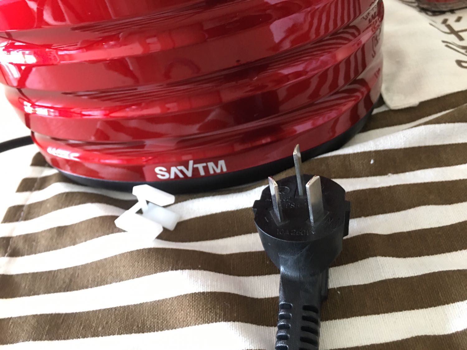 Máy chạy êm ép lượng nước khá nhiều, mới dùng thấy rất ổn và giá thành hợp lý, có điều phải mua thêm đầu chuyển 3 chấu dẹp ra hai chấu. Một sản phẩm chất lượng mọi người có thể tin tưởng. Máy chạy êm ép lượng nước khá nhiều, mới dùng thấy rất ổn và giá thành hợp lý, có điều phải mua thêm đầu chuyển 3 chấu dẹp ra hai chấu. Một sản phẩm chất lượng mọi người có thể tin tưởng.