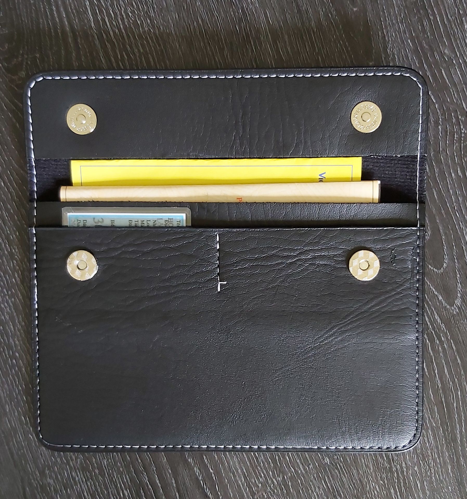 Sản phẩm đẹp, đường may chắc chắn, da mềm. Sp thực tế nhận được giống trong hình. Giá yêu thương 🤩. Dịch vụ giao hàng Tiki tốt, hàng được giao sớm hơn hẹn. Thanks!