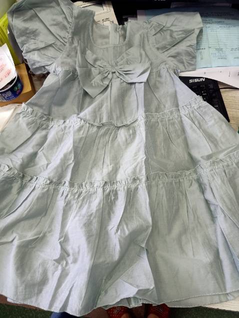 Váy kiểu dáng baby doll đáng yêu lắm ợ. Màu xanh xám dễ thương, nhã nhặn.