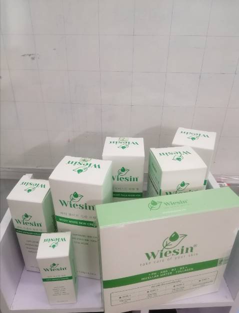 da mình đang khô do thời tiết dạo này cũng hanh và nắng. nhưng kem ẩm này mình xức thấy thẩm thấu vào da rất nhanh, chất kem ko bết, ko đặc như 1 số loại trên thị trường mà xài thấy thích thích lắm ạ, da cũng đỡ khô và bong tróc hẳn