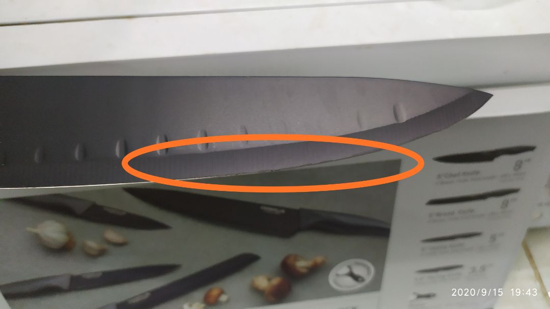 Hôm nay 15/09/2020, vì lý do việc bận nên cho đến nay tôi mới mở hộp sản phẩm tôi đặt tại trang ứng dụng. Khi mở hộp, tôi thấy phần tem niêm phong có dấu hiệu bị bóc, trong hộp con dao thái để không đúng khuôn và ko có bọc mũi an toàn, khi cầm lên kiểm tra tôi nhận thấy thân dao bị xước và lưỡi dao có vết mẻ răng cưa, lưỡi dao không bén đều. Tôi có căn cứ nghi ngờ sản phẩm của tôi đã bị tráo hàng và không đúng như quảng cáo. Tôi khiếu nại yêu cầu Tiki cho tôi câu trả lời chính xác cũng như bồi thường lại cho tôi bộ sản phẩm mới đúng như quảng cáo. Xin cảm ơn