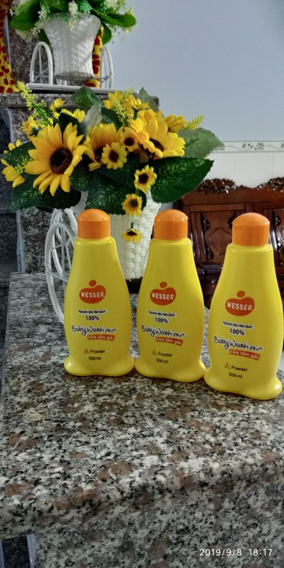 mùi thơm dịu rất thích hợp với bé, nhìn chai sữa tắm gội rất dễ thương.