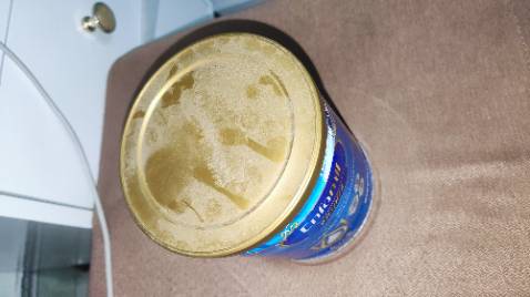 Vỏ hộp sản phẩm bên ngoài dính bụi bẩn