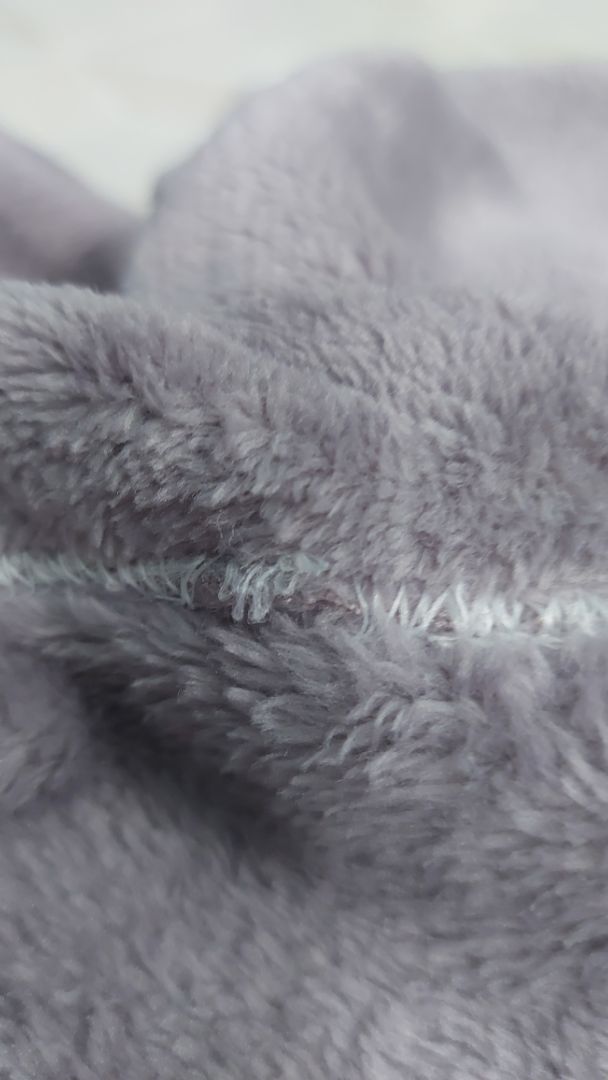 trước mua 1 chiếc mền màu hồng của shop rất đẹp.made in thailan.lần này mua thất vọng shop quá.ko thấy tem nhãn đâu.đứt chỉ,may chắp nối.mỏng te lông thưa vuốt lông rụng ra đầy,sợi lông pha nilon nhiều...video quảng cáo thì mền made in thailan nhưng giao khách hàng chợ may gia công.shop làm ăn kiểu lừa người vậy