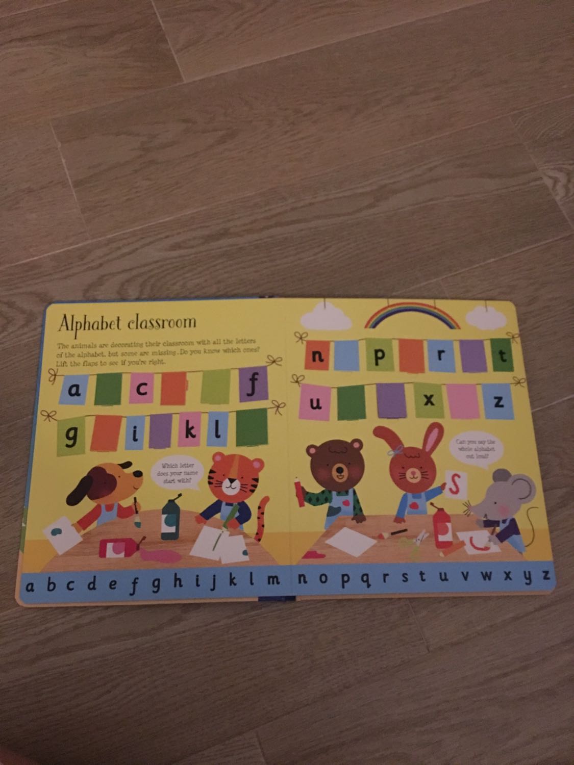 Sách đẹp, màu sắc bắt mắt. Bé nhà mình rất thích series lift the flap này của Usborne. Tuy chất giấy có khác với sách mang từ Mỹ về nhưng chất lượng vẫn rất ok. Rất đáng tiền!