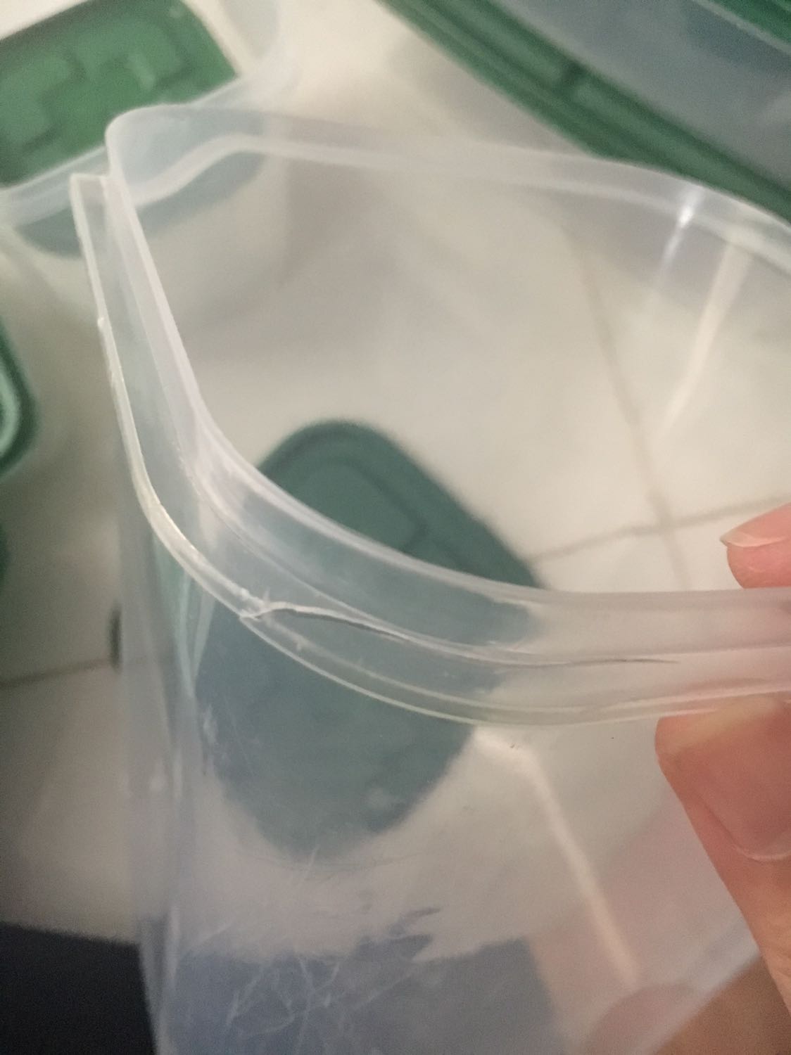 Sản phẩm giao đóng gói rất kỹ. Mình rất hài lòng Tiki luôn gói hàng cẩn thận. 
Tuy nhiên sản phẩm bên trong thì 17 hộp hư 2 thân và 1 nấp. Sản phẩm trên thì và thực tế hoàn toàn không giống nhau.
Hi vọng Tiki đừng để sản phẩm thế này được bày bán. Mình mua Tiki nhiều lần nhưng thật sự lần này vô cùng thất vọng.