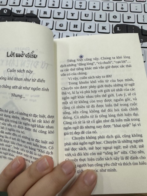 Mở trang đầu tiên của sách, có 1 chấm dơ nhỏ. Khá buồnnnn, nhưng mình đã biến khuyết điểm thành bông hoa 🥺🌸