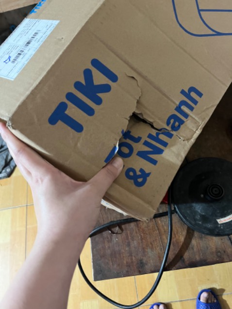 Đvvc chán quá. Hàng đến tay khách móp lõm,may k bục. Thủng thùng từ bên ngoài r. Shop đóng gói sơ sài. Hàng dễ móp nhưng quấn chống sóc mỏng. Bt mình mua lọ kem k méo đk họ còn quấn chống sốc sau băng dính cố định. Đây 2 hộp sữa trong thùng catton chỉ quấn chắc được 2 vòng túi bóng cá. Vận chuyển đã kém thì shop nên đóng hàng cẩn thận. Lót giấy để giảm va đập. Chứ hàng móp này họ sale 80-85% là bình thường.