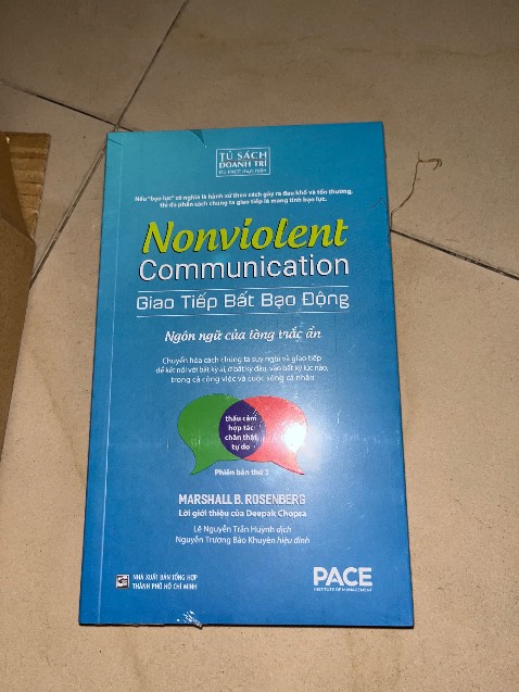 Kích thước sách nhỏ gọn hơn mình nghĩ, khá thuận tiện để mang ra ngoài. Giao hàng khá nhanh , mình đặt buổi sáng nhưng đầu giờ chiều đã giao dù mình chọn giao nhanh bình thường chứ không phải siêu tốc. Chắc do mình ở gần kho sách ? Khá ấn tượng với tốc độ giao hàng :> Sách đc đóng gói kỹ, một lớp túi bong bóng bọc sách phía ngoài, một lớp bao kiếng bên trong nên sách ko bị móp gì hết. Mình mua vì trên ĐH, mình có học qua một nội dung nhỏ trong sách và thấy khá hay nên tìm sách gốc để đọc.