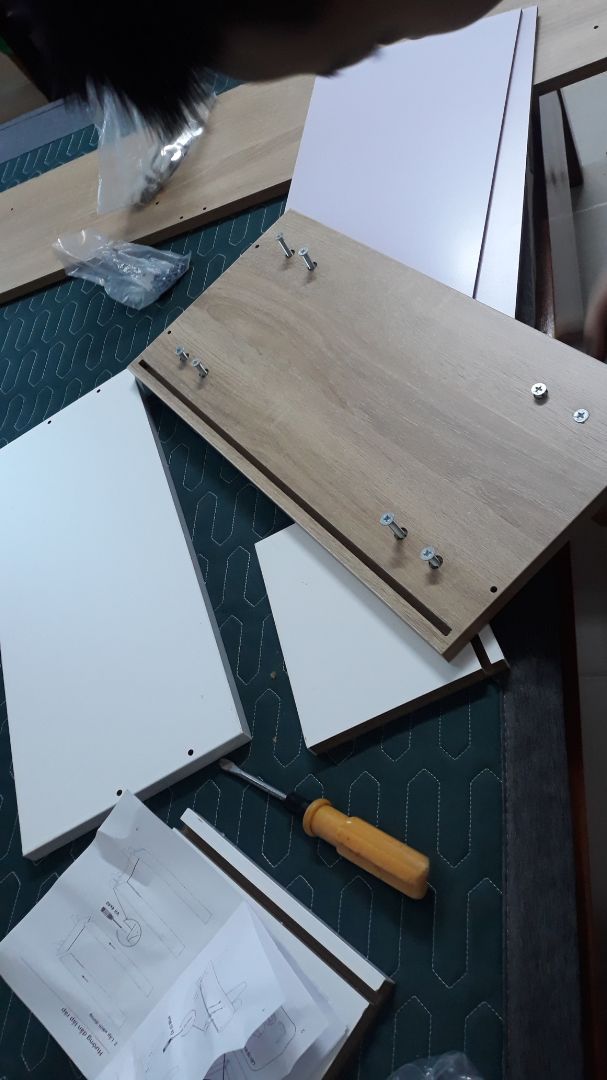 Thiếu mấy cái Nở ốc cam và Ốc cam để lắp ngăn kéo. Giá sách đẹp long lanh (mua hàng IGA nhiều rồi và rất ưng, giá cả lại phải chăng) mà đang chờ... ngăn kéo. Shop chuyển giúp Ốc vít bị thiếu để mình hoàn thành nốt tác phẩm DIY này với ạ?!😢😢😢