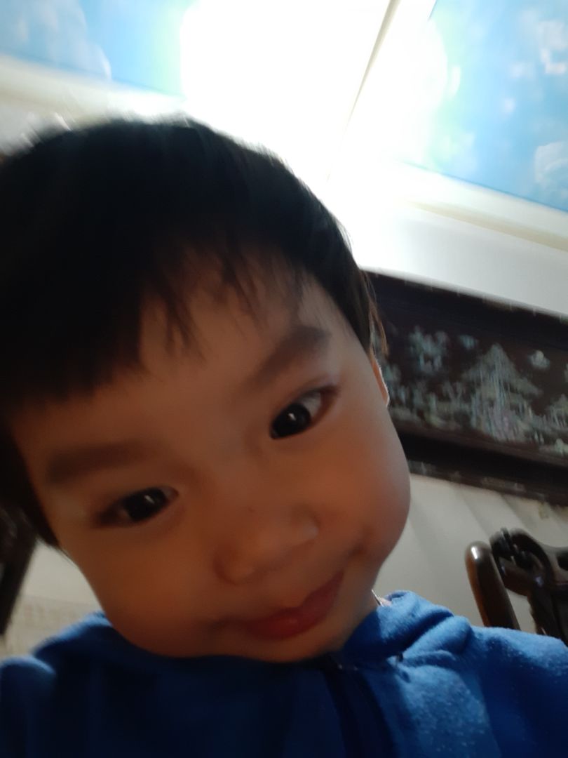 sp màu sinh động nhưbg màu vẽ loại này rất dễ len ra tay nên bé tô đc tý là màu bám tùm lun ra tay rùi, shop giao siu nhanh