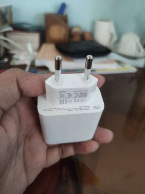 Lúc đầu cục sạc nóng tự động ngắt điện, mình tưởng hư, đem ra trung tâm bảo hành thì ko fải vậy, để mát là sạc lại đc à.