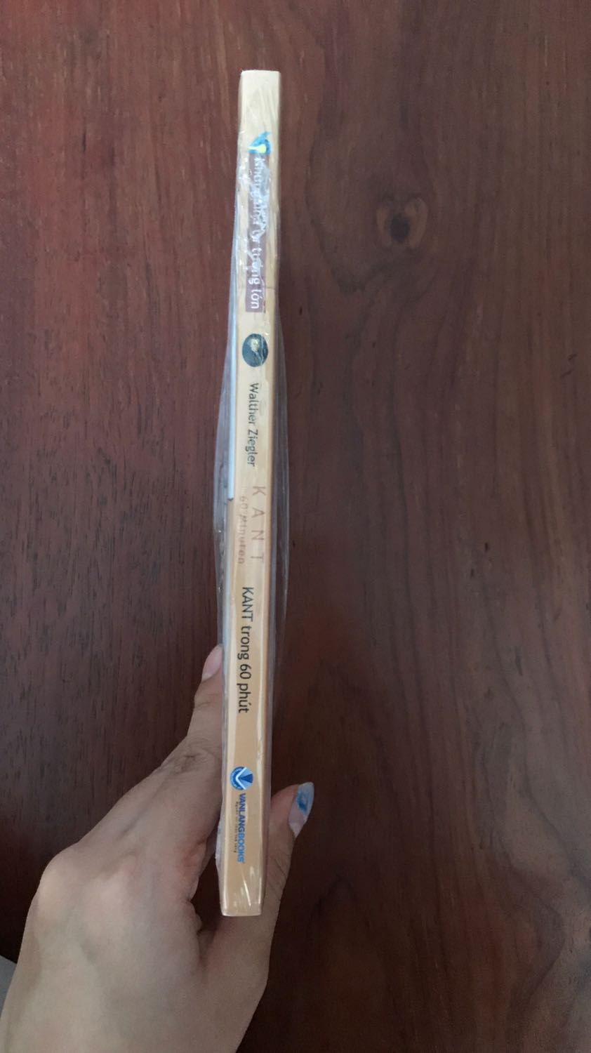 Sách giao hàng nhanh, ngoại quan đẹp ổn, tuy sách không dày nhưng lượng kiến thức mang lại thì rất bổ ích!! Dịch giả viết lại cô đọng dễ hiểu, mình rất thích loạt sách này đang sưu tập đủ 9 cuốn luôn nè hehee