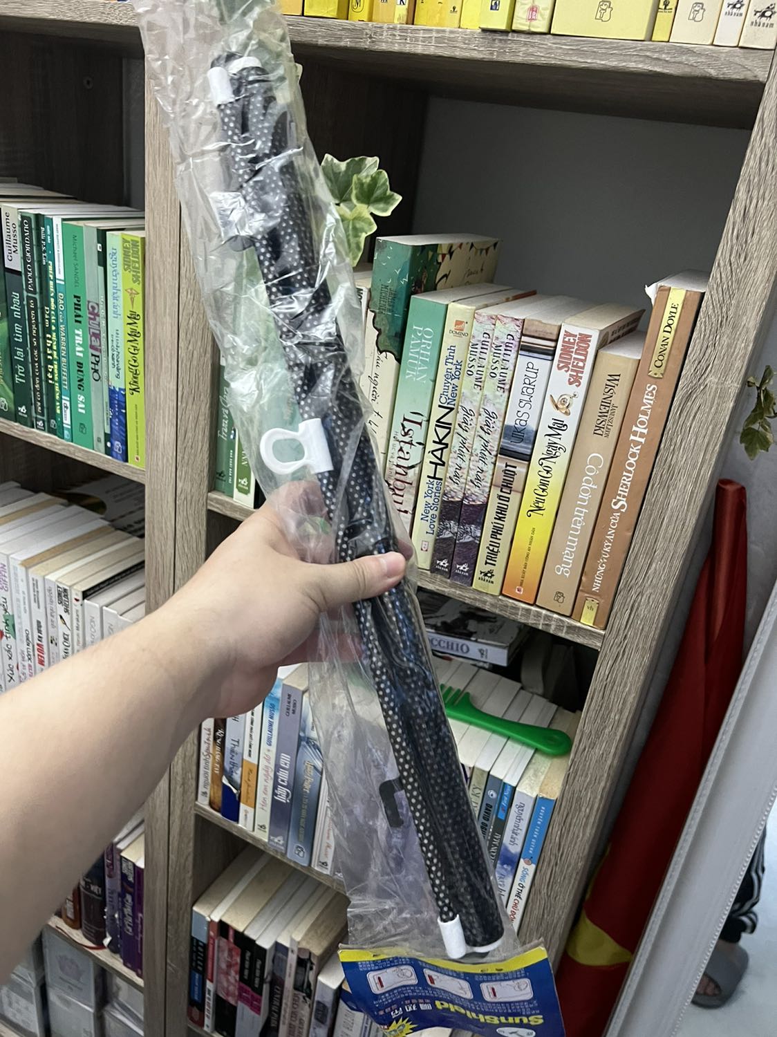 Tia ship tới rách tơi tả! Box bị bung, mua 2 cái, 1 cái mất 3 cục hít vào gương! Tiki làm ăn kiểu gì vậy? Để nghị liên hệ với tôi nhanh nhất có thể!!!