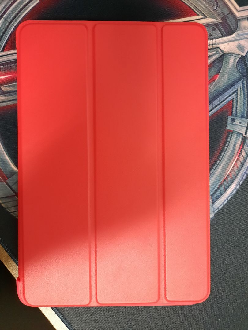 Bao ngon, đẹp. Mình mua màu đỏ về dùng cho con iPad Mini 5 khá hài lòng(Mặt sau hơi ngả nhạt so với mặt trước).
Tuy nhiên điểm mình không thích là có vẻ do thiết kế dùng chung cho 5 đời máy nên có mấy chỗ khoét bị dư, thừa(như ở chỗ âm lượng, camera,..) nhưng cái này xảy ra ở mặt sau nên khi dùng không để ý lắm ?