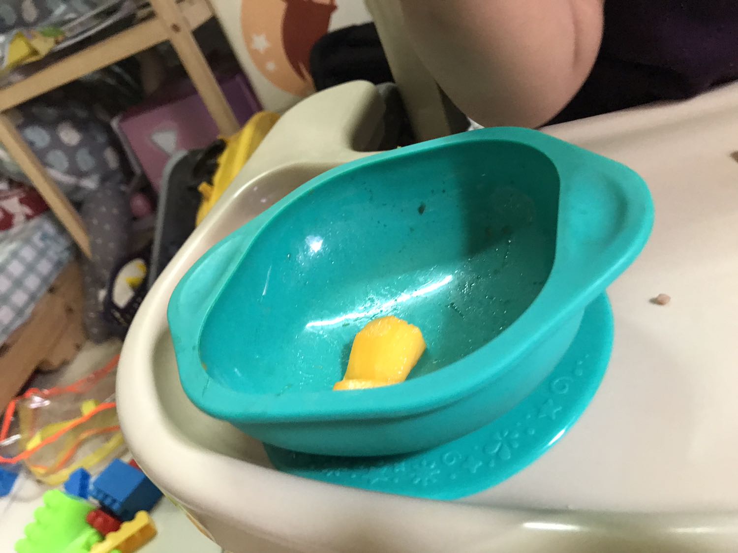 Tương đối chắc chắn, khá to và cái nĩa tròn cũng an toàn.
Độ dính trên bàn cũng tương đối thôi, bé vẫn dễ gỡ lên được.