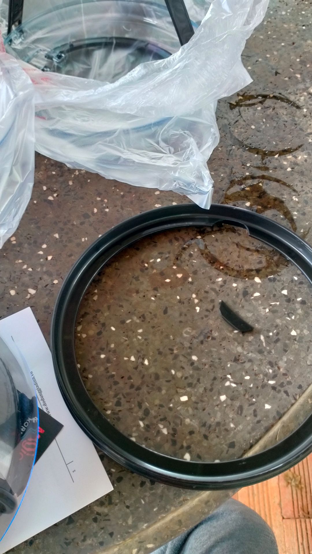 made trung quốc nha mn @@, nồi nhỏ khay bằng nhựa thì chắc sử dụng không được lâu, hàng bị bể mấy mảnh nhỏ mình hấp thử nói chung cũng được mỗi tội lấy ra hơi khó vì nóng vs các khớp bị rít dính với nhau