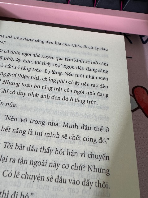 “Gầm giường” thay cho “Gầm dường”
“Louis Vuitton” thay cho “Louis Vuitoon”
“Mờ câm” thay cho “Mờ căm”

Ôi đọc mới 50 trang mà đã sai lỗi chính tả như này thì 300 trang còn lại như nào ạ???