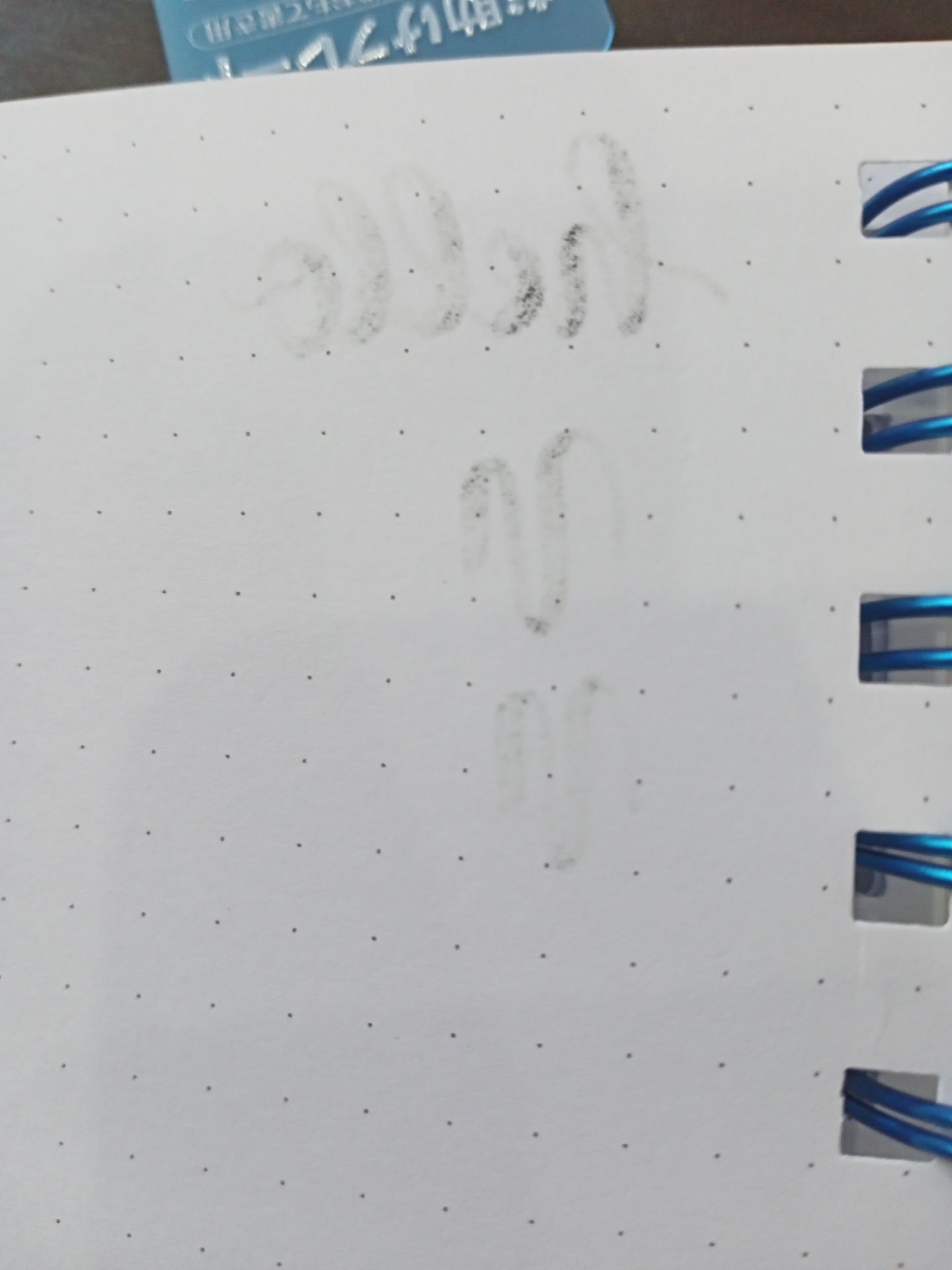 bút có 2 màu xám và đen nên dễ trang trí. đầu cọ cứng dễ viết, hợp cho những vạn đang tập calligraphy như mình. Giá cả phù hợp với chất lượng. Có điều viết hơi lem ra trang sau.