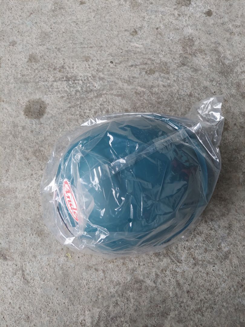 Mũ đẹp, đội êm. Kính hơi ngắn, vừa đủ che mắt. Thêm 2cm nữa thì tốt hơn. Không thích hợp cho người đeo kính cận, viễn, loạn hoặc kính mát.