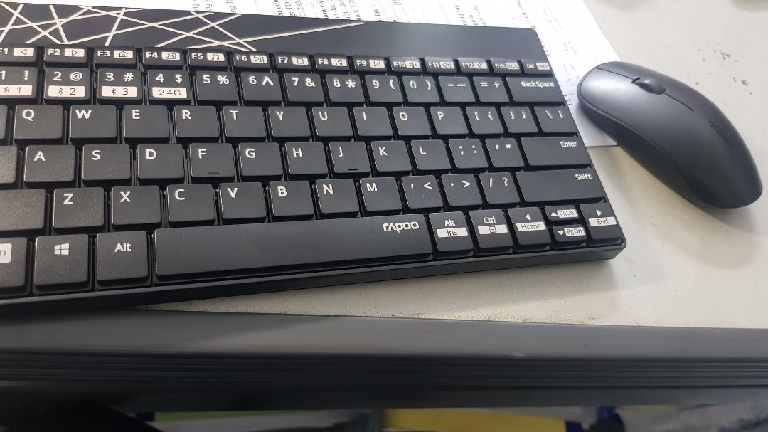 Sản phẩm thực tế trông ko được long lanh như trong hình. nét in trên bàn phím trông hơi dại. Trải nghiệm gõ cũng đâu tệ cho lắm, chuột dùng êm