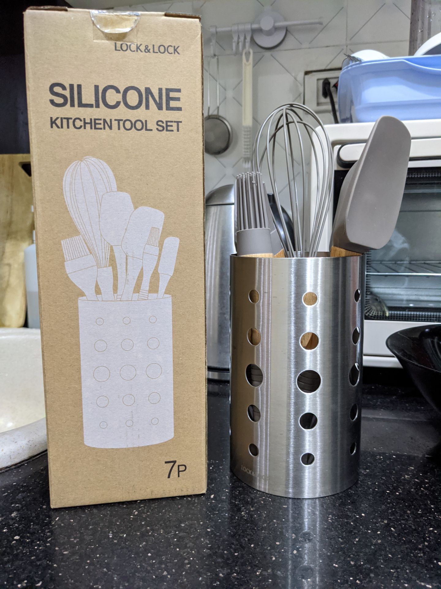 Màu đẹp, đủ bộ, chất liệu chắc sẽ rất bám bụi bẩn.