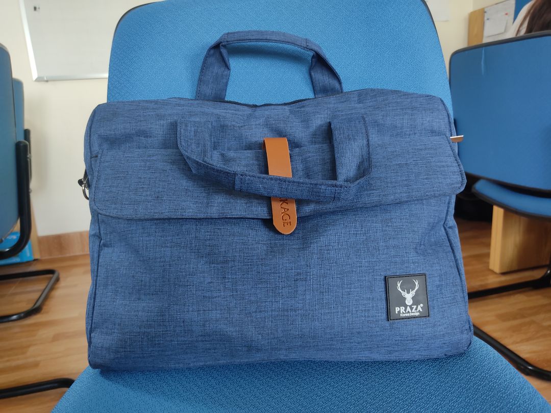 Cặp cũng bình thường không có gì đặt biệt , from cặp hơi nhăn . Không may vuông vức , lớp mút đệm bên trong khá mỏng . Điểm nổi bật được 3 ngăn chính , 4 ngăn phụ . Màu sắc đẹp nhưng đường chỉ may và gia công khá tệ , bị lỗi đường may như trên ảnh mình chụp , chưa thực sự xứng đáng với số tiền bỏ ra . Nói chung cho 4* vì sự cố gắng của nhà sản xuất , nhưng chân thành thì khuyên anh em làm văn phòng hay đi gặp đối tác mang cái cặp này đựng tài liệu để gặp khách hàng thì nên chọn sản phẩm khác ?