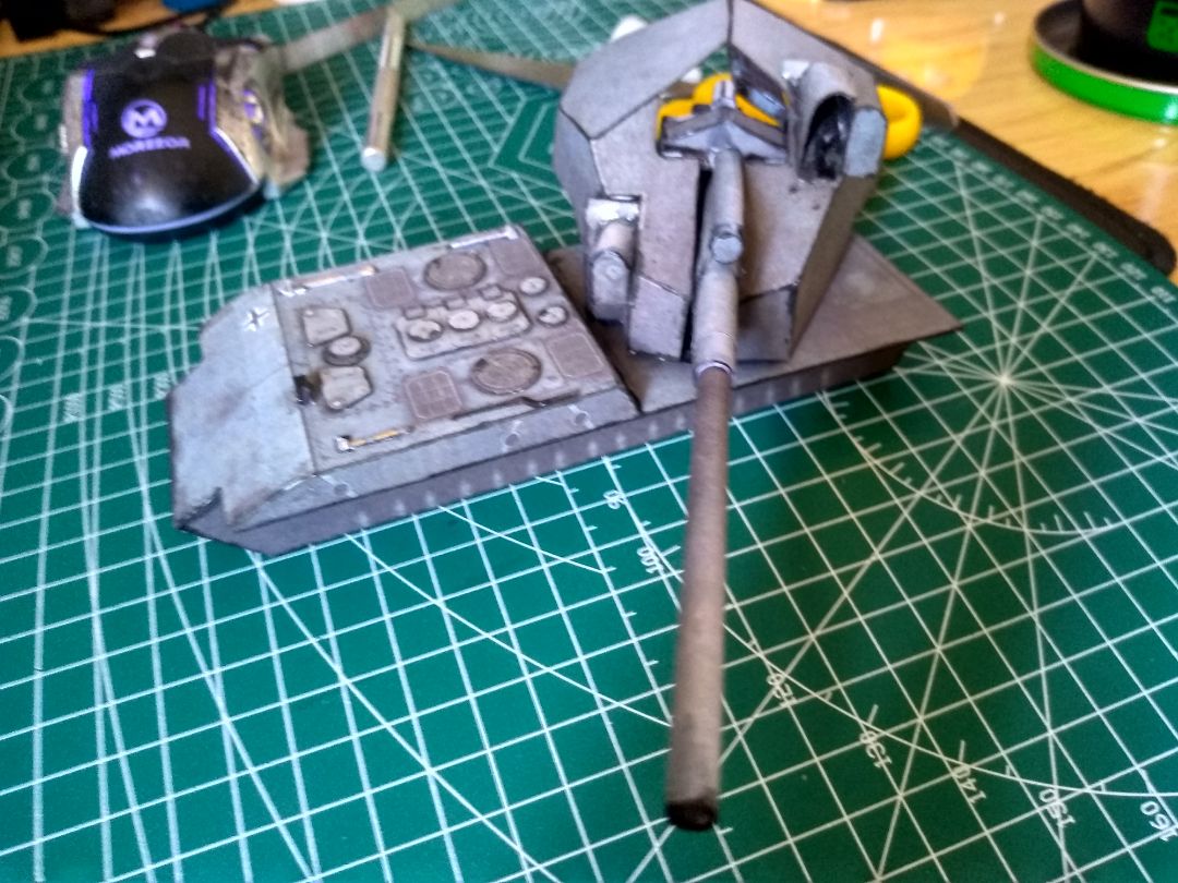 Sản phẩm giống như mô tả, dùng tốt, lúc trc dùng tấm lót cứng rất dễ mòn dao, lưỡi dao phải thay thường xuyên, dùng tấm này lưỡi dao cắt qua vài lần vẫn như mới, có độ bám dính, dễ cắt hơn