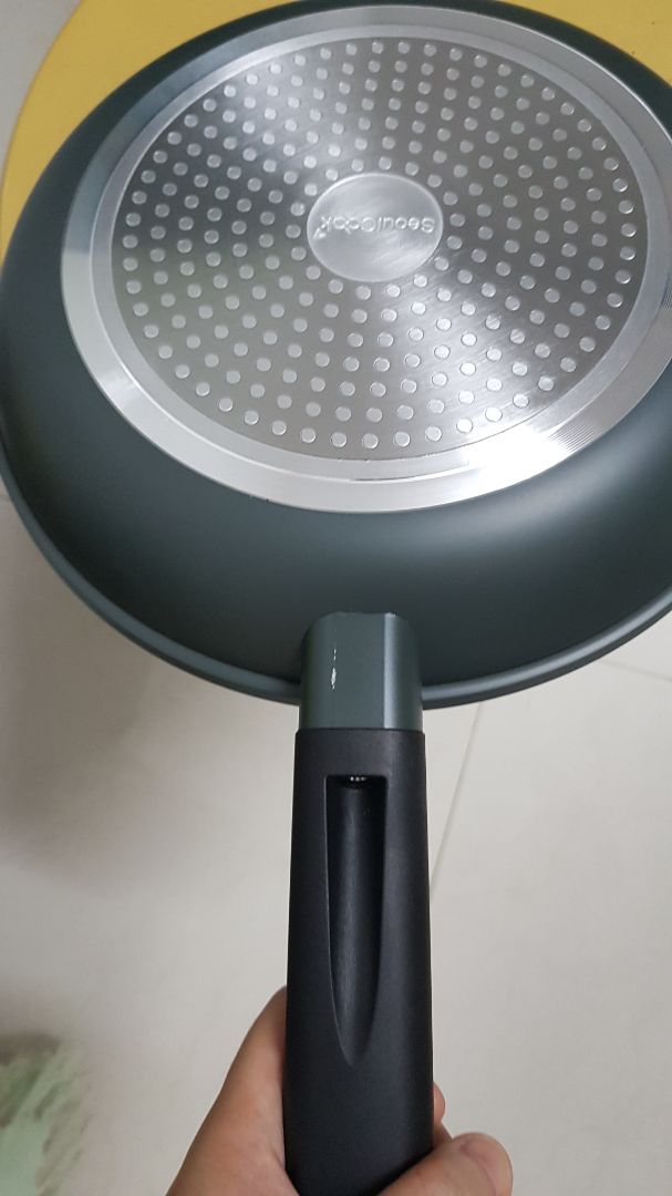 chảo cầm vừa tay nhìn xịn xò lắm ạ. chống dính tôt. hàng như quảng cáo nên mua. shop rất uy tín