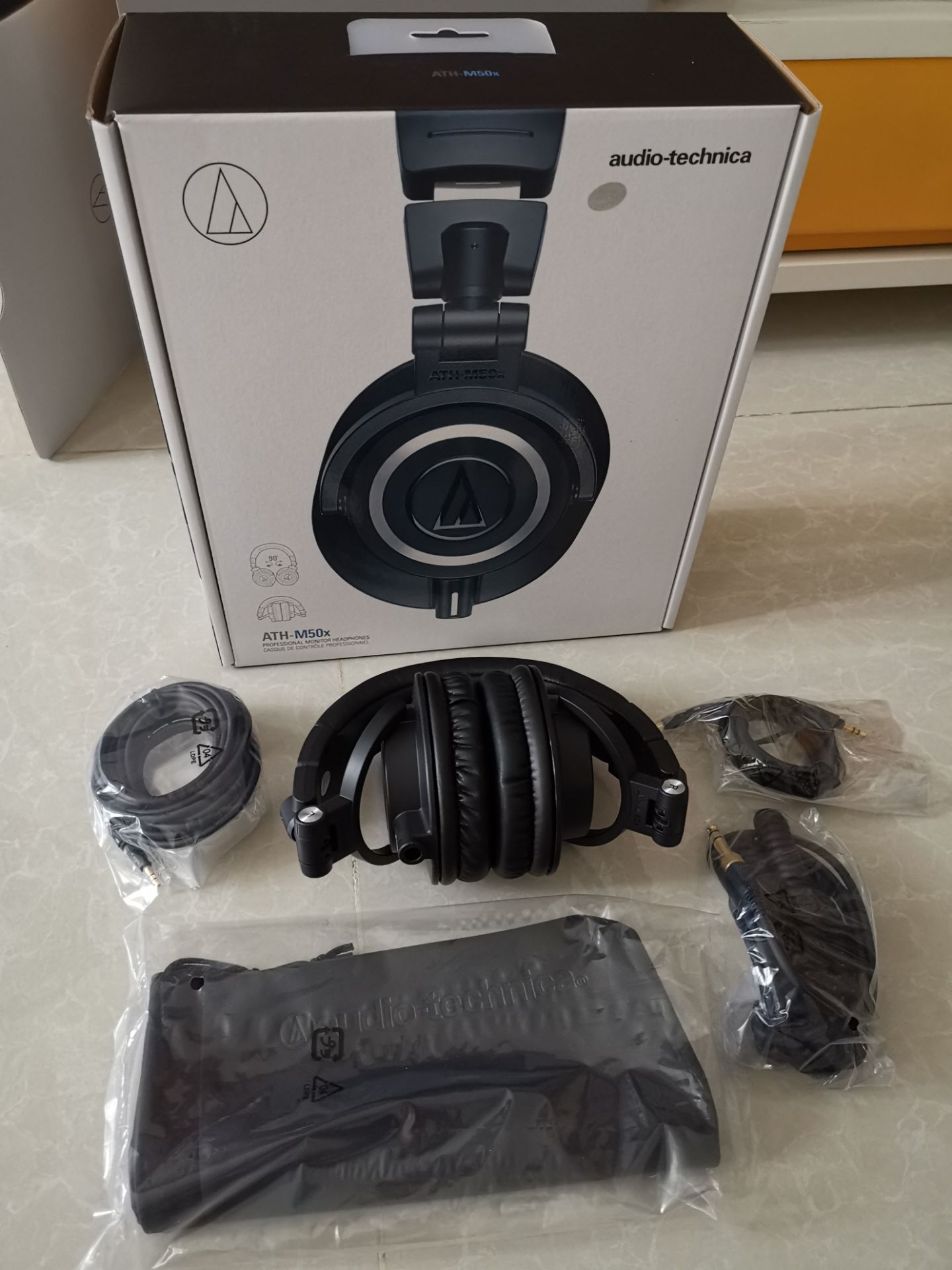 Tiki đóng gói cực chắc chắn. Hộp đầy đủ phụ kiện, mới tinh. Headphones chụp tai nên cách âm tốt, đeo lâu ko có cảm giác đau tai. Chất âm thì hài lòng so với giá thành.