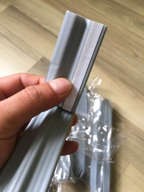 Vật liệu tốt. Ron kín gió, giảm tiếng ồn kha khá, bặt sưởi không mất nhiệt. Keo dính chắc