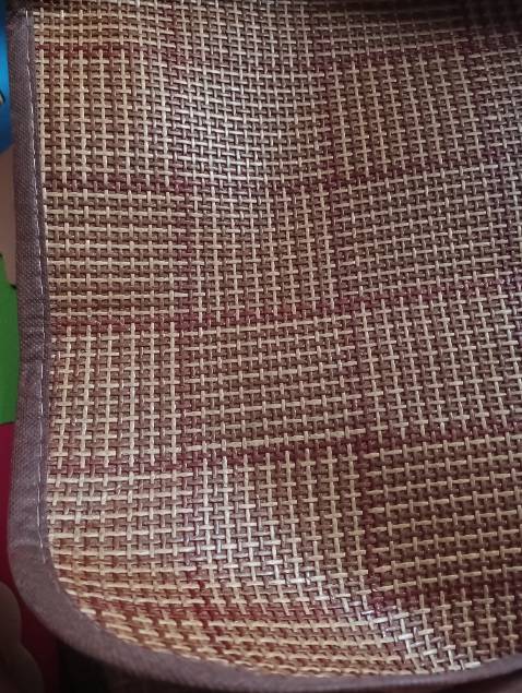 Mình không nhận được sản phẩm giống quảng cáo: chiếu mỏng, mắt thưa, viền mép nhỏ, không tai để gài xuống đệm, vải lót bên dưới mỏng tang, dễ rách.
Mình đặt 3 chiếc mà xong thấy thất vong!