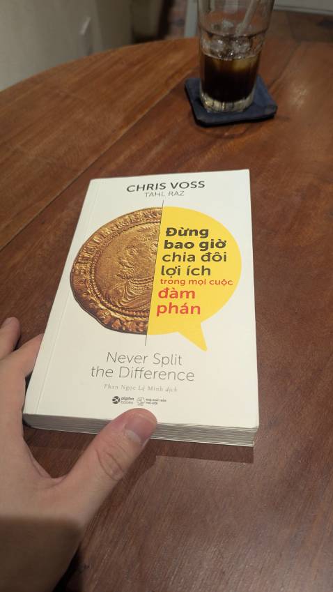 Đấy chắc sẽ là cuốn sách gối đầu của mình. Thực sự đọc xong mình rất muốn đọc lại lần 2 để ghi nhớ nội dung, hoàn cảnh ứng dụng phù hợp. Mình cũng thích cách tác giả phân loại nội dung, quy trình và đặc biệt thích đoạn KH phân tích tâm lý, hành động của 3 nhóm đối tượng đàm phán. Rất mong sẽ có nhiều cuốn ứng dụng ntn dc dịch. Tks NXB và nhóm dịch giả.