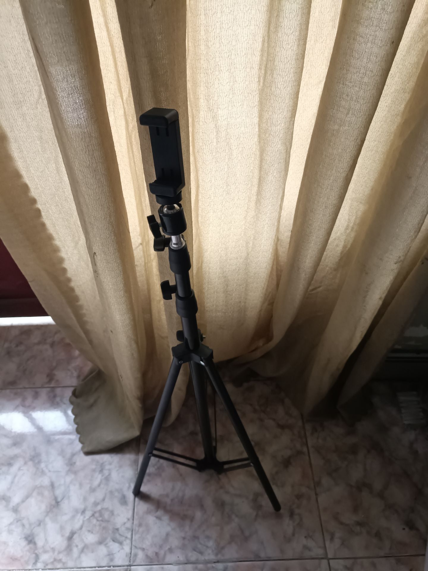 Cây này có thể kéo dài lên đầu mình lun hoặc nếu muốn kéo nhỏ lại thì được tầm bùng. Chân chống khá chắc chắn. giao hàng ok