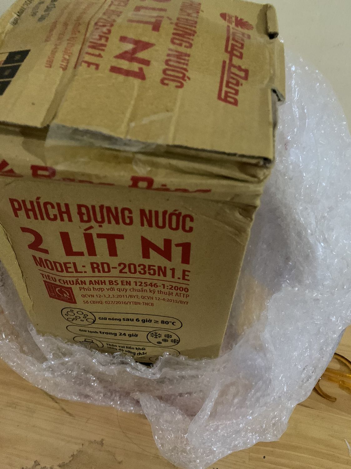 Tôi ặt màu xanh, giao màu đỏ. Cron nhựa miệng phich nuớc lắp không chuẩn (bị hở). Khi rót nuớc sẽ chảy vào giữa ruột và vỏ bình vả đọng lai trong đó. Tôi không đồng ý phích này, yêu cầu giao lại cái khác hoặc hoàn tiền