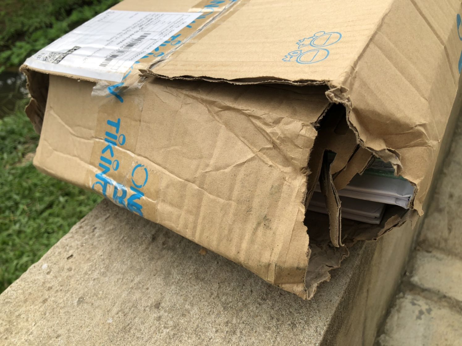 Toàn bộ sách mình mua đợt này của tiki đều móp méo, bẩn và 1 cuốn bị rách! Mình mua hàng của tiki 6-7 năm nay rồi chưa bao giờ thất vọng thế này! Tiki khiến mình đang cân nhắc có nên tiếp tục hay không?! Mình có quay video lại trước khi mở, mình sẵn sàng đối chứng.