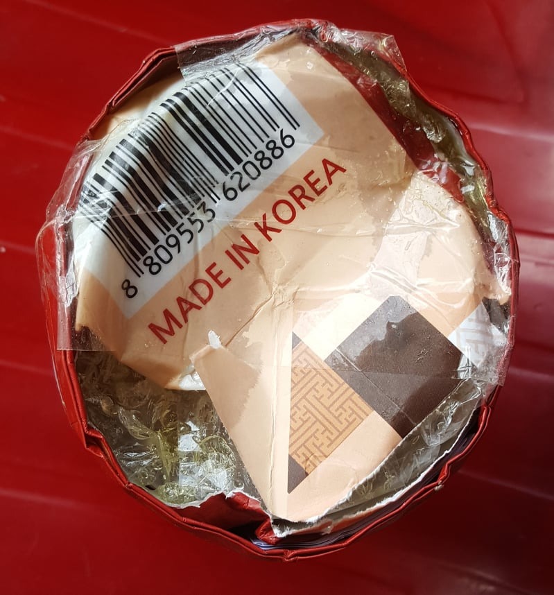 xã mình nhận sáng nay, cầm lên thấy mềm xèo mà không biết gì, lên hỏi mình mới biết là chai mật ong, mềm, lạo xạo như vầy, chắc chắc là bị vỡ bể khi vận chuyển.
Mình có quay xuống nhờ anh giao hàng xem cùng mình, anh ấy cũng xác nhận y như mình,
Mình chụp hình gởi shop nha, nhờ shop thu hồi, đổ mình hủ khác nha