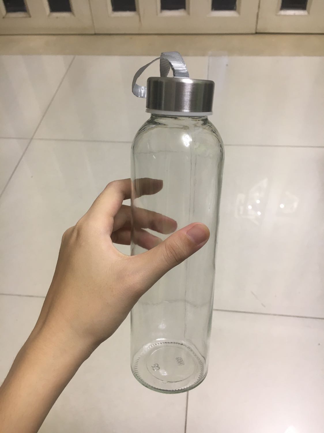 Shop đóng gói khá kĩ, ko vỡ chai nào. Trên thân chai tuy có vài vết trầy nhỏ, nhưng nhìn chung ok so với giá tiền. Nắp chai sau khi trần qua nước sôi thì cũng không thấy mùi gì.
Dưới đáy chai có ký hiệu HH, nhưng mình ko search ra được ý nghĩa?