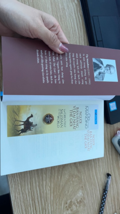 Sách này best seller rồi, mình được 1 người anh giới thiệu.
Chất sách mua tại shop oke, giấy đẹp, chắc chắn. Có tem chống giả, có bookmark, sách không bị bụi giấy bẩn