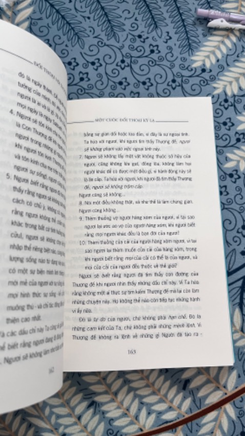 Sách khá dày , hơn 300 trang . 
Thật sự sách khá hay , một góc nhìn , tôi là ai ? Tôi và những người khác , sự việc như thế nào!