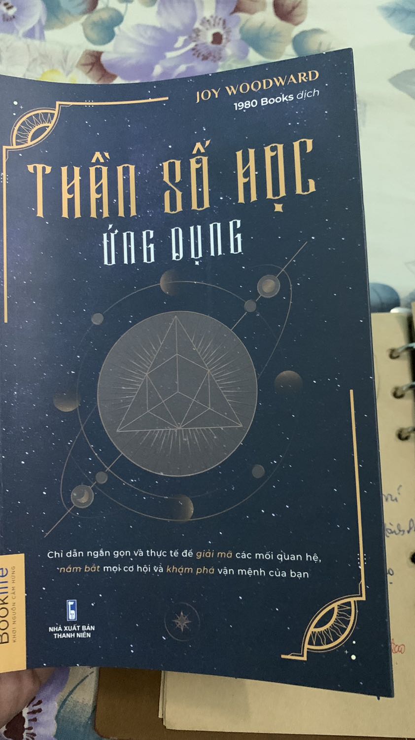 + về Tiki: luôn nhanh và chất lượng, da best
. Mới đặt lúc sáng sớm 2 giờ sau đã có.
+ về nội dung sách: (mua về mình đọc 1 lèo xong luôn)
-Sách trình bày đơn giản dễ hiểu
- Nội dung thì sơ lược nên rất phù hợp với những người mới bắt đầu tìm hiểu
-So với Nhân số học của cô Lê Đỗ Quỳnh Hương thì không đi sâu vào từng mục nhưng mình thấy 2 cuốn này có thể bổ trợ cho nhau, vì cuốn Nhân số học còn thiếu vài mục mà sách này nêu lên.
- cuối cùng là mình thích cuốn này vì nó kết nối được nhiều thông tin liên quan tới Tarot và Chiêm tinh. 
Kết luận lại: rất đáng mua