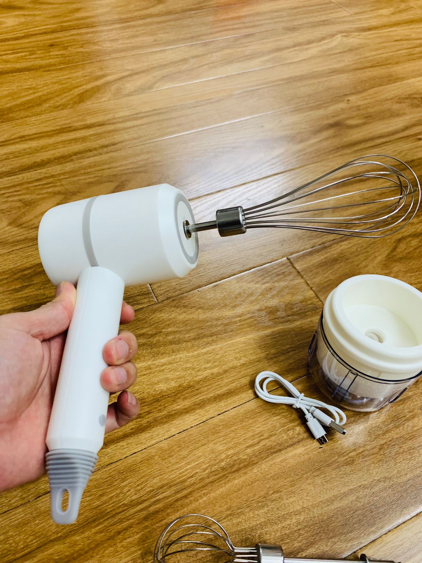 Sản phẩm đúng mô tả. Mua về có sẵn pin trong máy nên *** thấy ok. Có 3 chế độ quay phù hợp với từng loại thực phẩm. Cảm ơn shop. Các mẹ nên mua nhé.