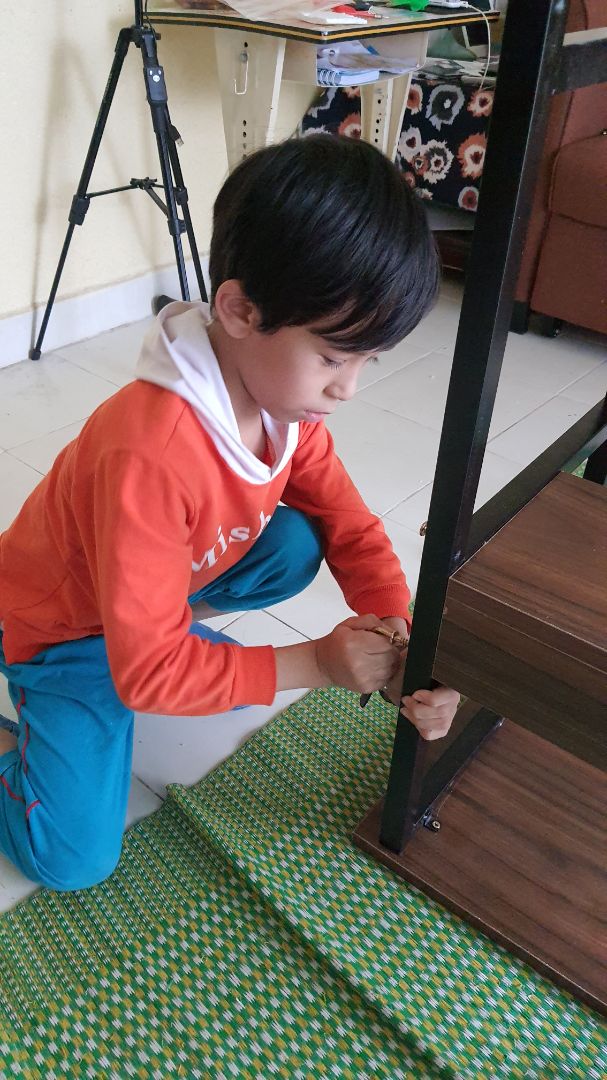 sản phẩm thiết kế đẹp,  chắc chắn,  cách lắp đặt đơn giản,  trẻ con cũng làm được.  sản phẩm quá tốt so với tầm giá, còn 1 chi tiết chưa hoàn hảo là có 1 chỗ hơi hở 1 tí nhưng nằm ở phía dưới kệ sách nên ko ảnh hưởng đến chất lượng sản phẩm,  5 sao để shop bán hàng được hoàn hảo hơn