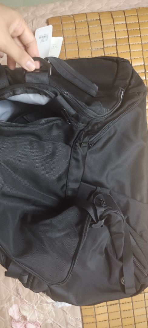 đã nhận hàng. hàng đến nhanh mang theo mùi mới . túi rộng nhìn chắc chắn , có chỗ để giày , chống nước..