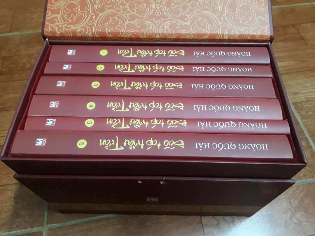 Trồi ôi sách không thể đẹp hơn luôn ấy ạ, giao hàng lại cực nhanh. Tối qua vừa đặt sáng nay đã có luôn rồi. Mình thích sử nên có bộ này như có rương báu ấy. Cái hộp lại xịn không thể nói. 500k quá hời vì mik thấy cạnh hộp ghi giá là 750k.