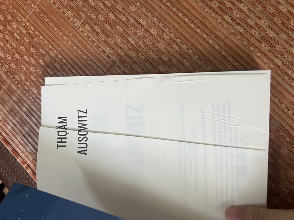 Sách bị bẩn ở đầu, gáy hơi lệch, trang sách bị lỗi