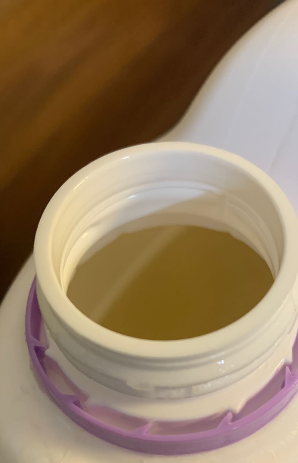 Hàng tiki trading thì ko sợ đồ giả đồ kim biên. Nhưng mà (ko phải lỗi tiki/nhà phân phối) cái nước giặt này mùi ngọt nhức óc luôn á; mình giặt đúng 2 lần là bỏ đó; ngọt như vầy ko hợp mũi mình =((( mình giặt 2 cái váy ngâm 30' mà mùi ngửi mãi ko hết, cả tuần rồi ấy. Mình giặt lại với nước giặt khác ko hết mùi nữa. Ko biết là mũi mình thính hay cái nước giặt này bám khủng khiếp, ngọt mà nhức hết cả đầu. Bạn nào ưng cái mùi ngọt thì bê 1 e về nha, ngửi mãi k hết. Hàng tiki trading thì ko sợ đồ giả đồ kim biên. Nhưng mà (ko phải lỗi tiki/nhà phân phối) cái nước giặt này mùi ngọt nhức óc luôn á; mình giặt đúng 2 lần là bỏ đó; ngọt như vầy ko hợp mũi mình =((( mình giặt 2 cái váy ngâm 30' mà mùi ngửi mãi ko hết, cả tuần rồi ấy. Mình giặt lại với nước giặt khác ko hết mùi nữa. Ko biết là mũi mình thính hay cái nước giặt này bám khủng khiếp, ngọt mà nhức hết cả đầu. Bạn nào ưng cái mùi ngọt thì bê 1 e về nha, ngửi mãi k hết.